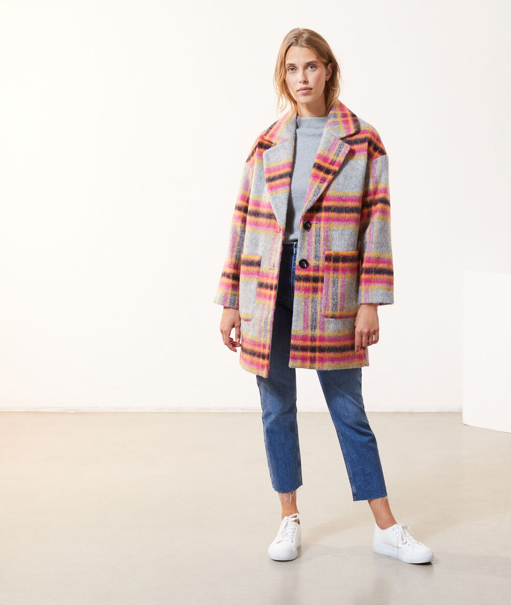 Manteau à carreaux orange.
