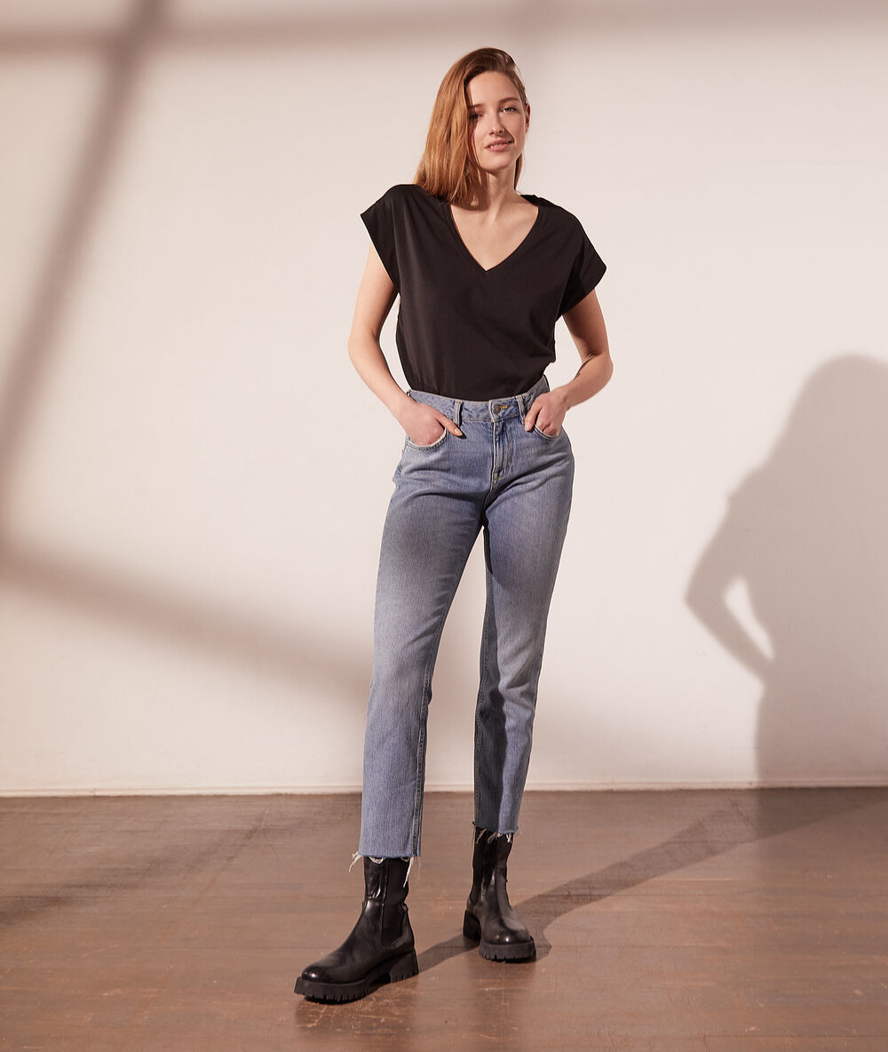 T-shirt col v noir.