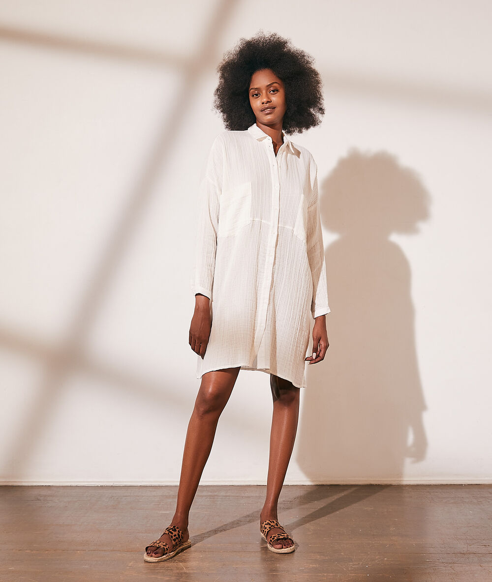 Robe chemise en gaze de coton ecru.