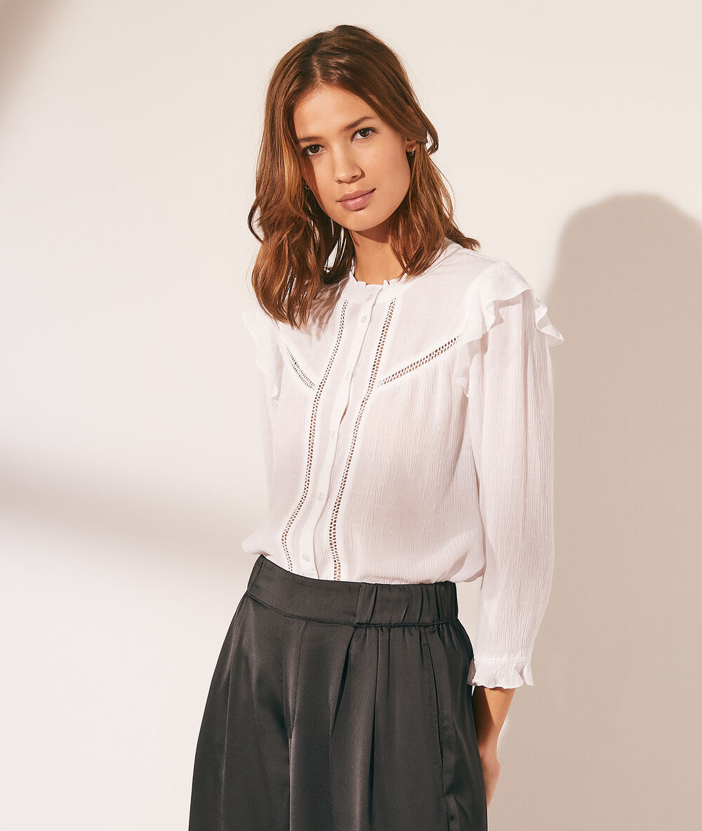 Chemise à volants avec détails en dentelle ecru.