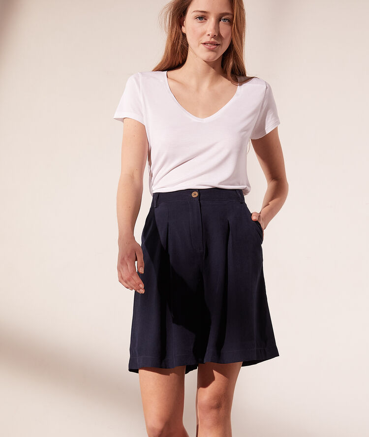 T-shirt col v blanc.