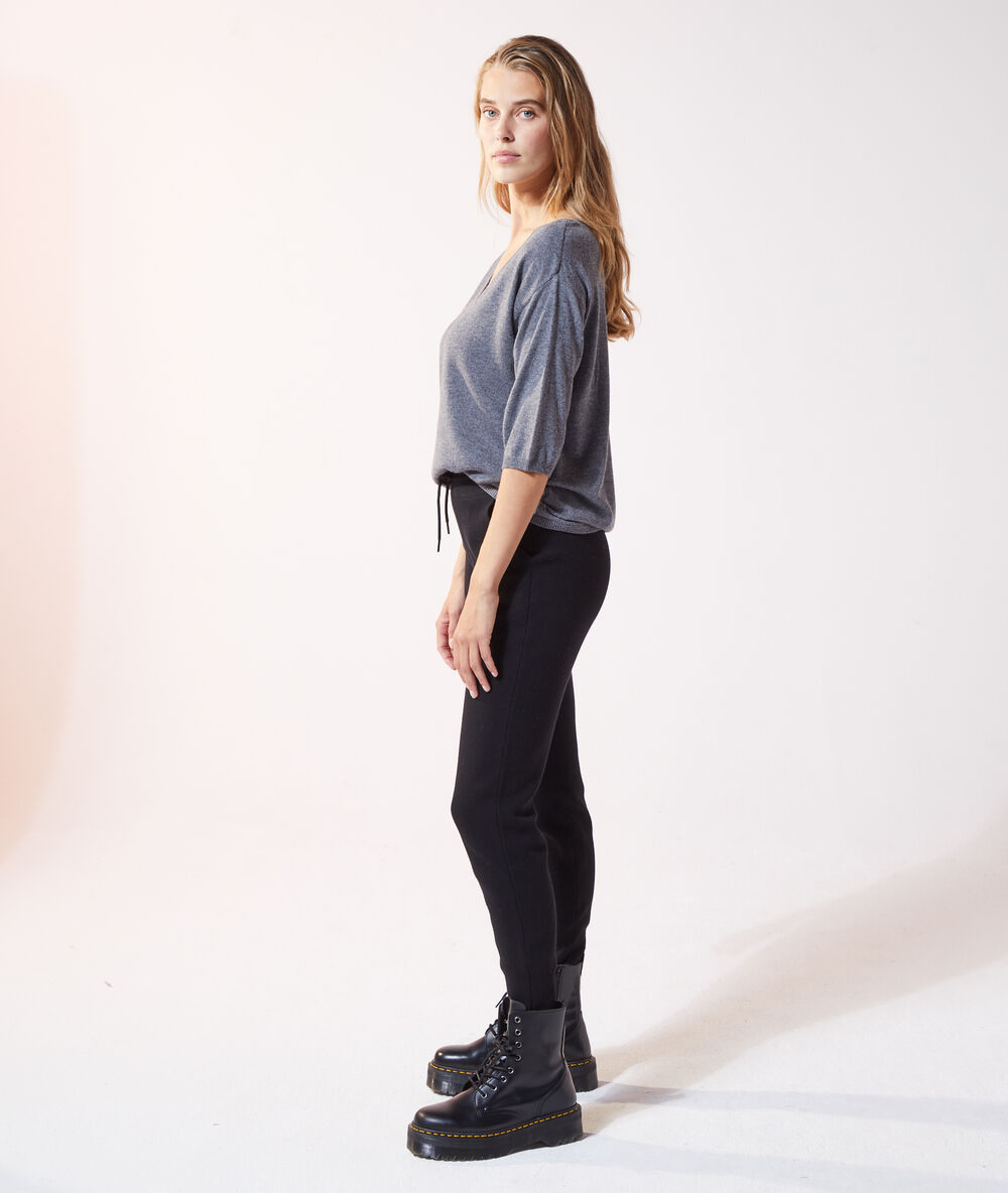 Pull col v en maille fine gris chine.