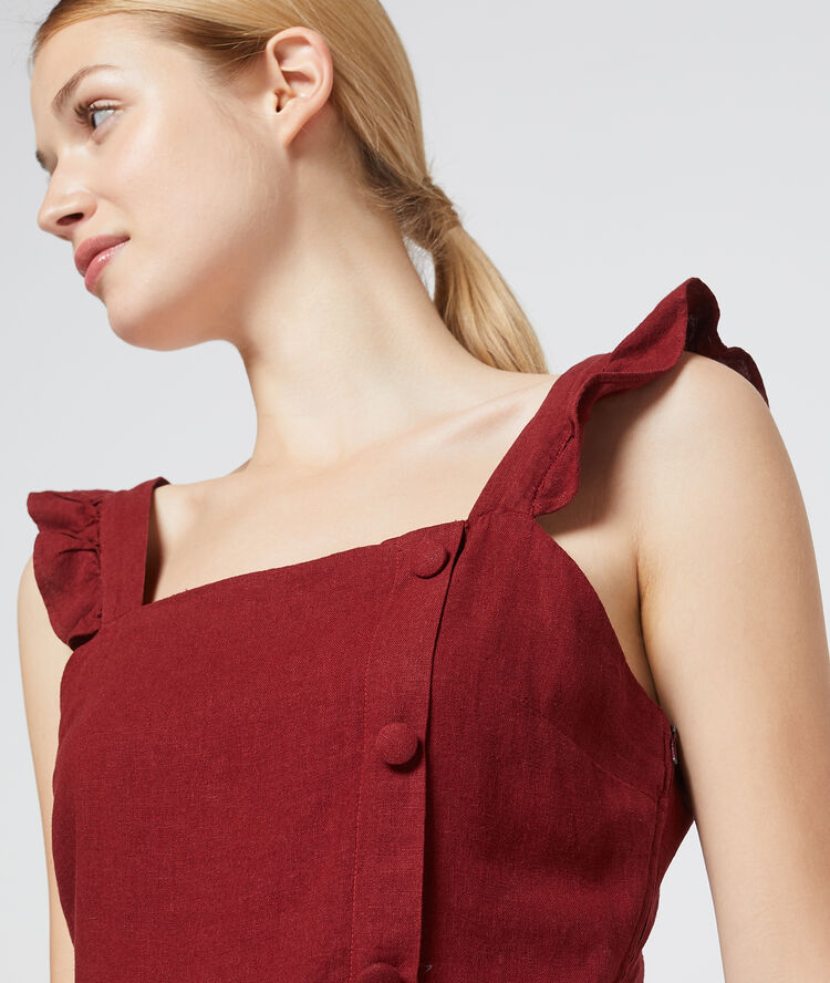 Robe droite à bretelles volantées grenat.
