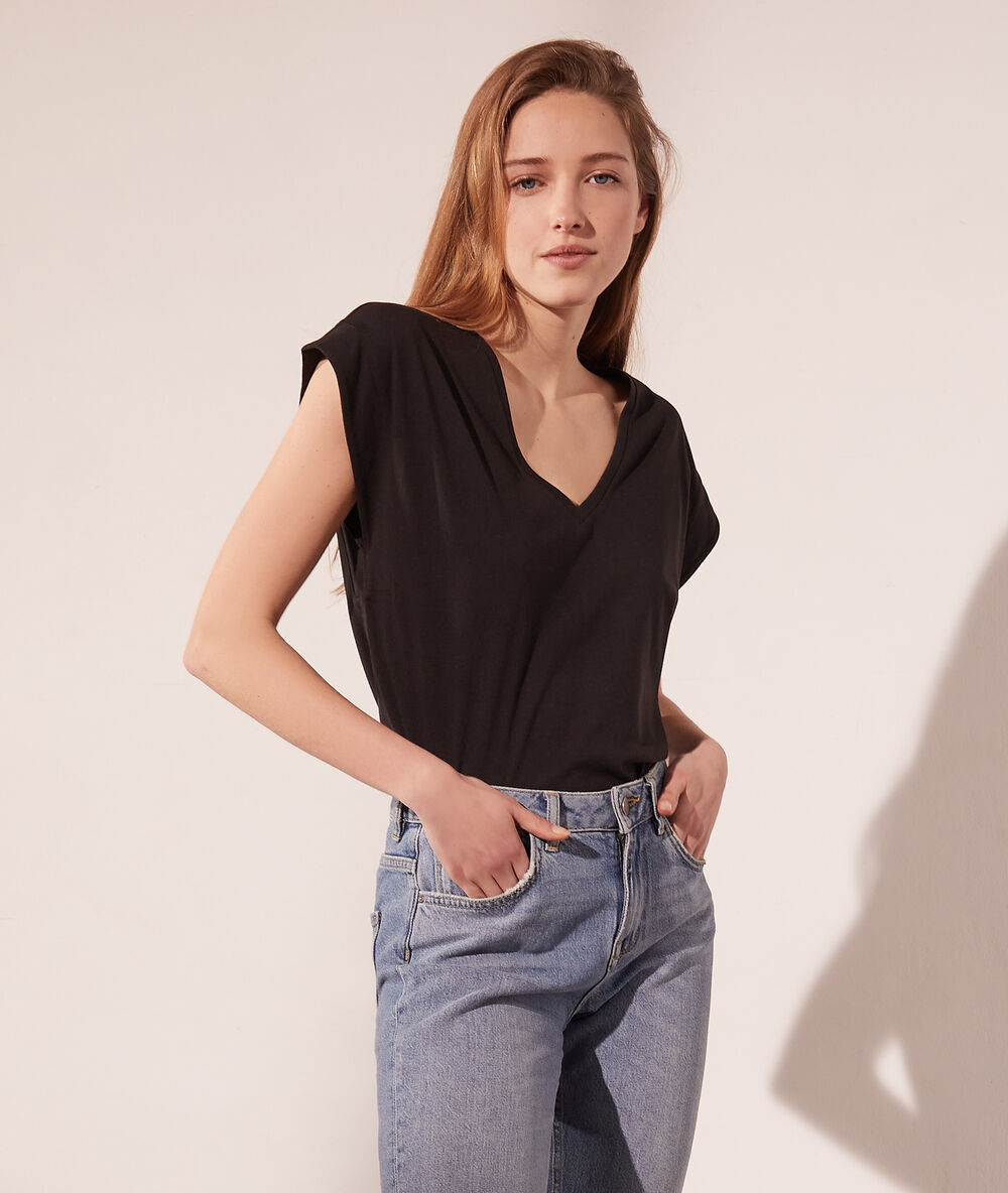 T-shirt col v noir.