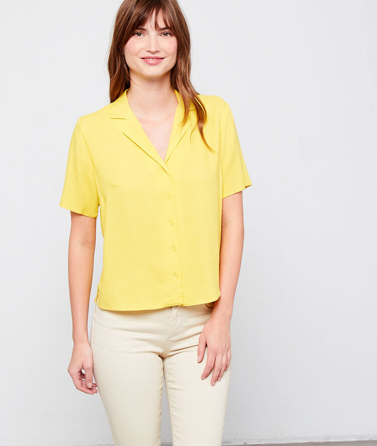 Chemisier fluide jaune.