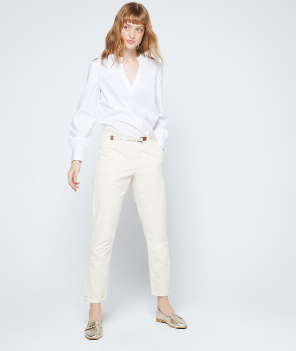 Pantalon chino ceinturé en coton bio creme.