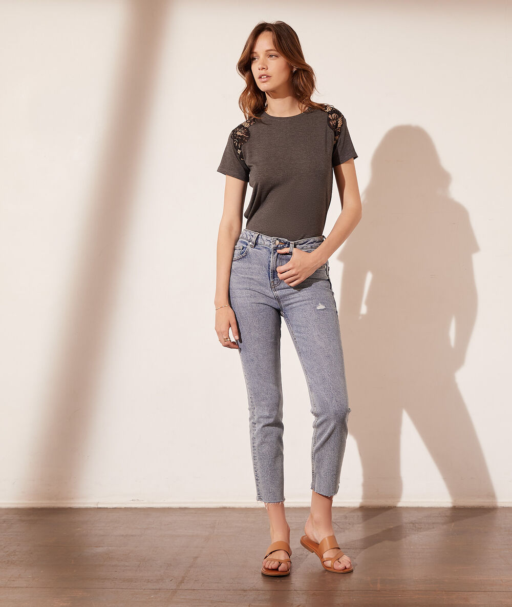 T-shirt épaules en dentelle anthracite.
