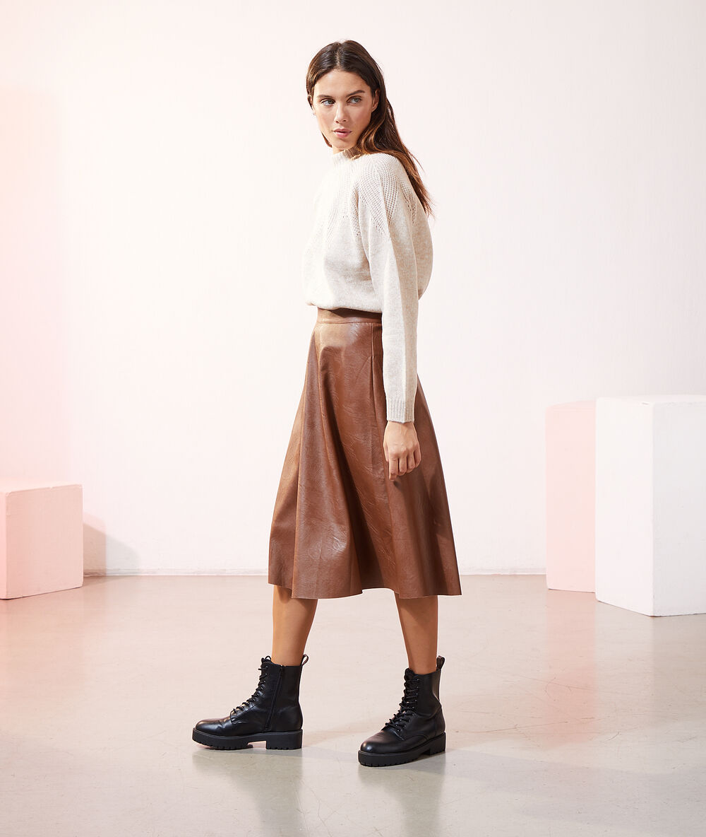 Pull en maille col montant beige rose.