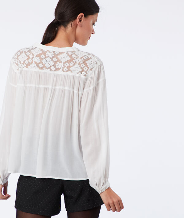 Blouse nouée épaules guipure ecru.