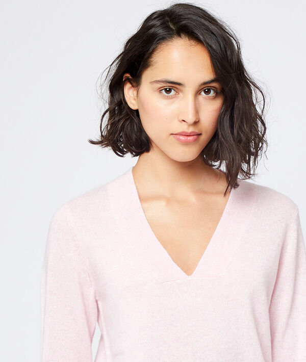 Pull col v en cachemire nude.