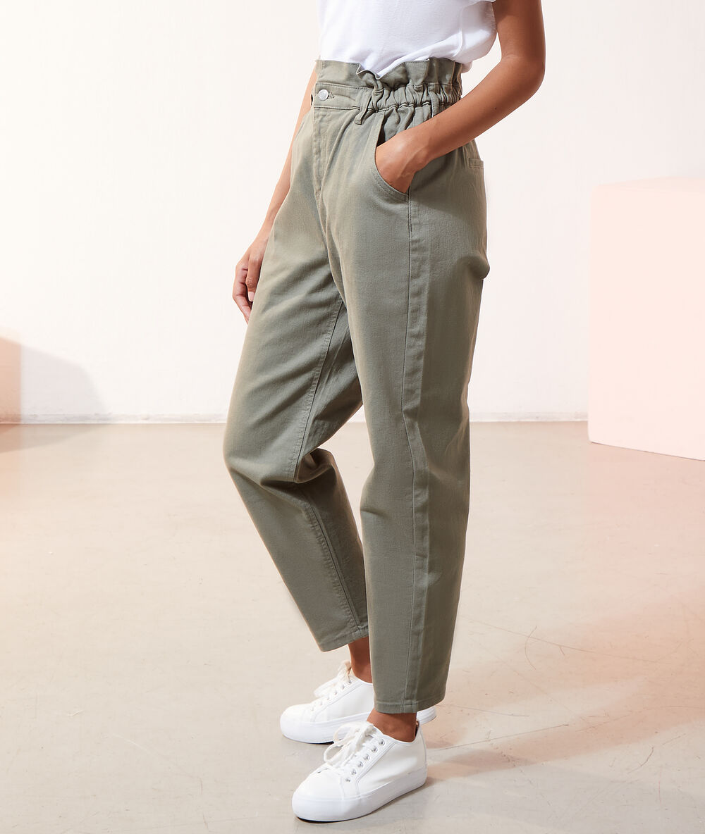 Pantalon carotte taille haute kaki clair.