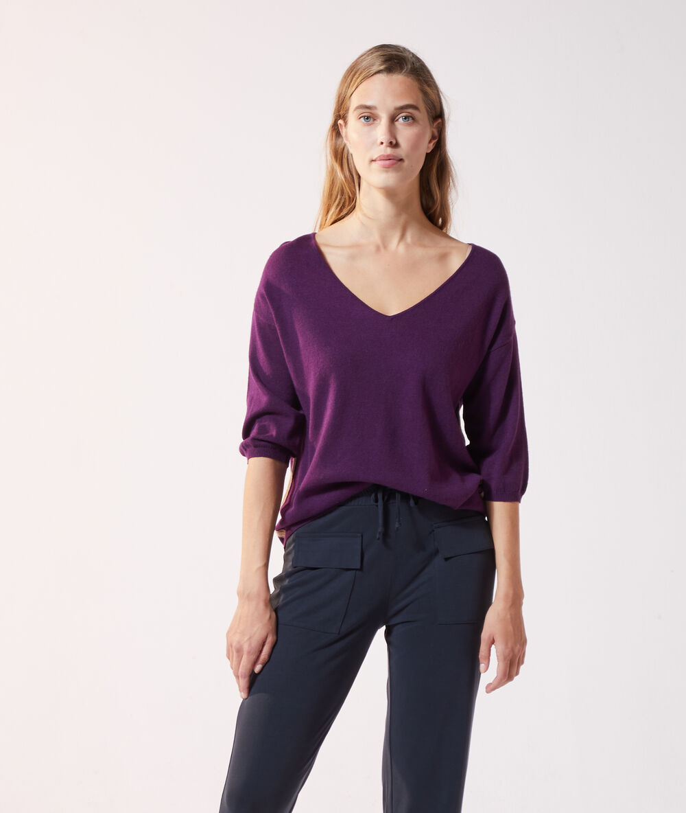 Pull col v en maille fine prune.