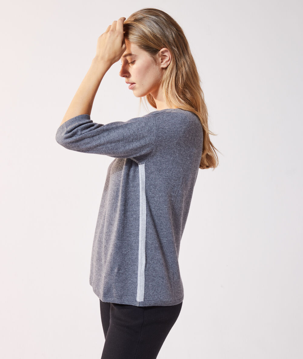 Pull col v en maille fine gris chine.