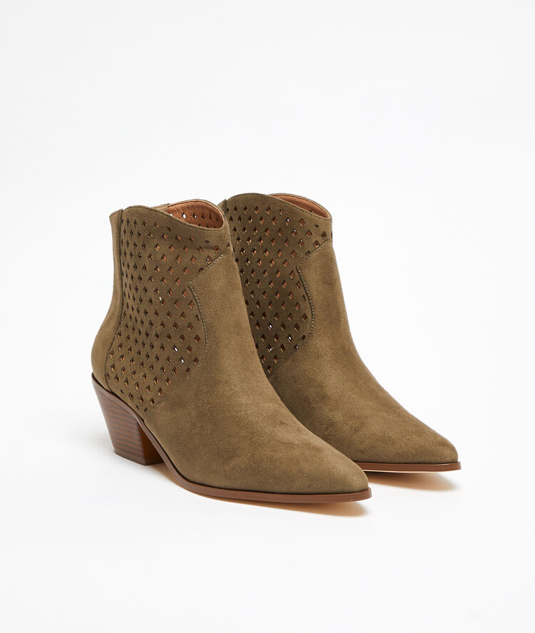 Bottines ajourées effet daim kaki clair.