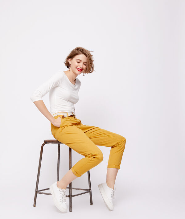 Pantalon court ceinturé en coton bio curry.