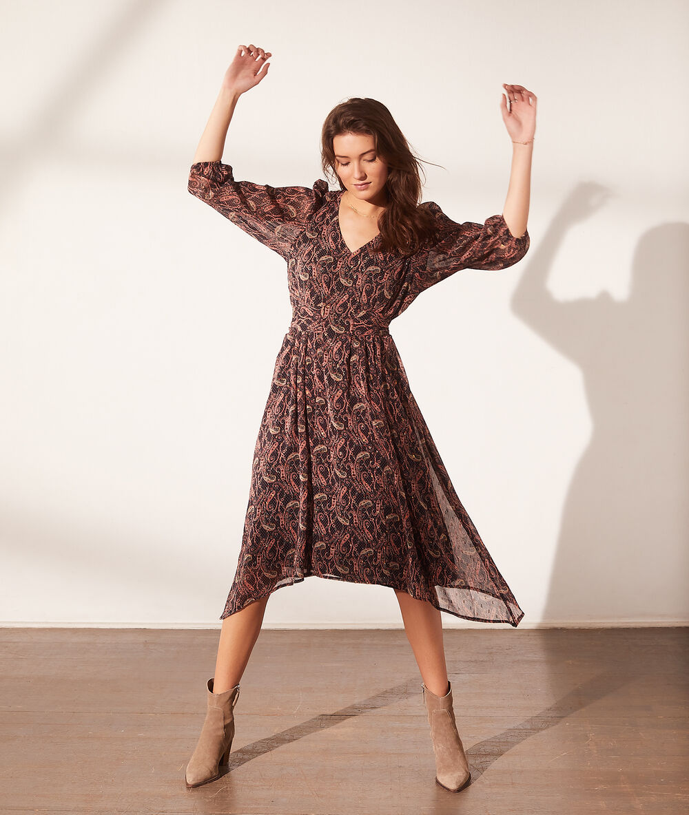 Robe longue imprimée noir.