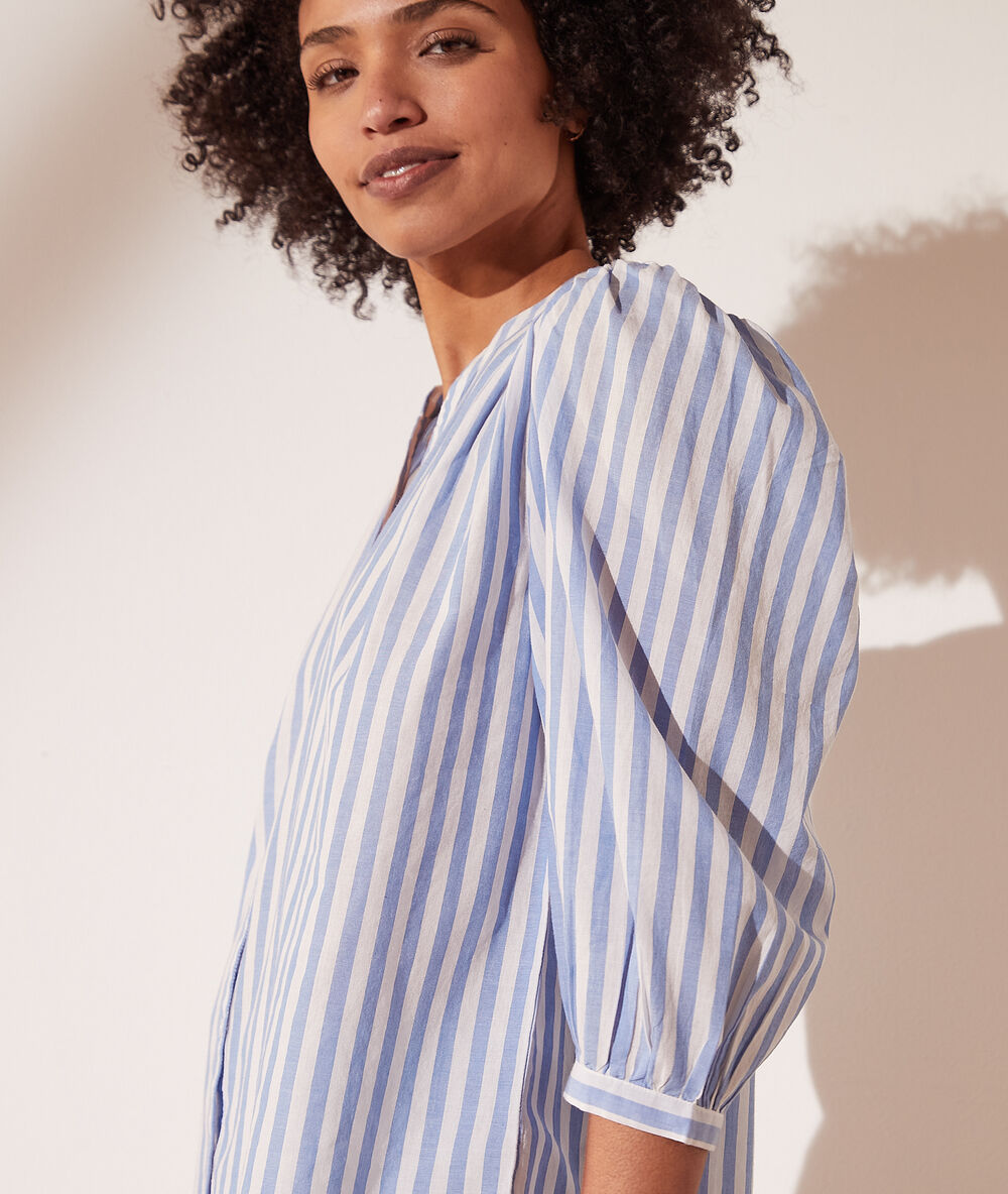 Chemise col v bleu ciel.