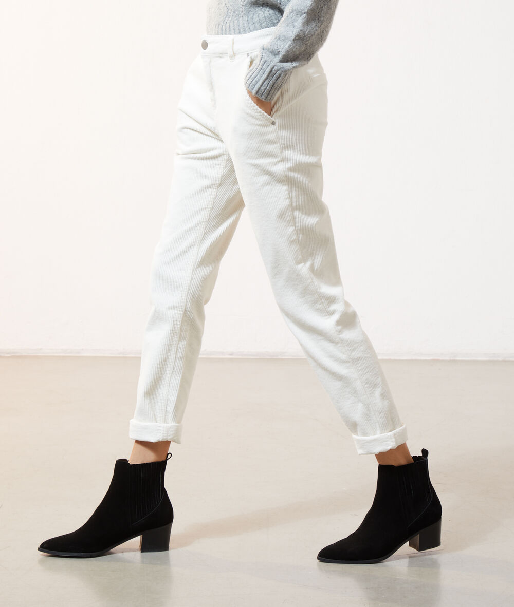 Pantalon en velours côtelé ecru.