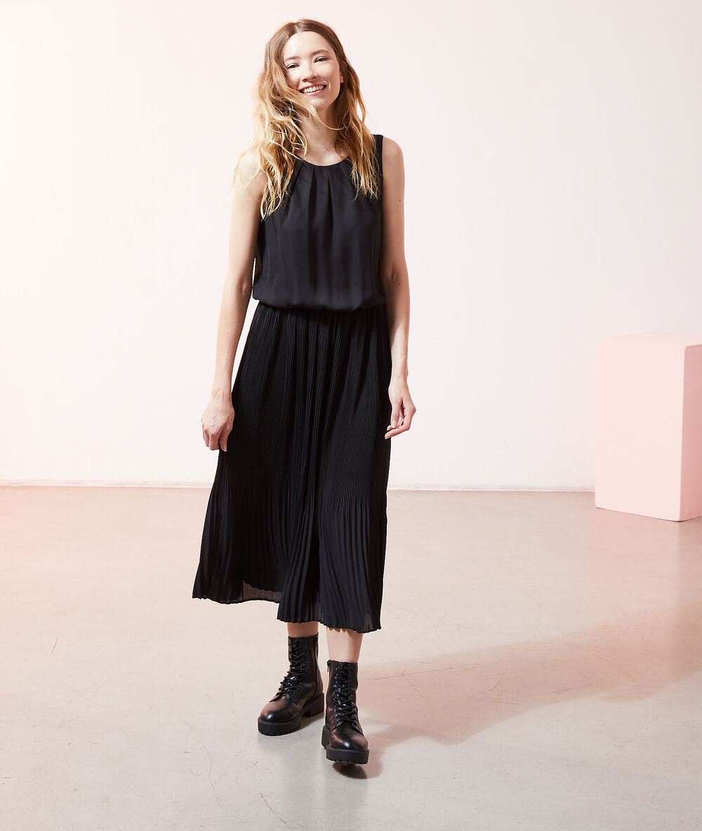 Robe longue plissée noir.