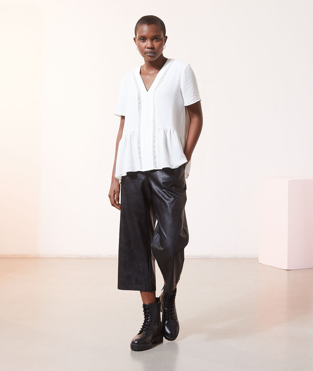 Blouse col v détails guipûre ecru.