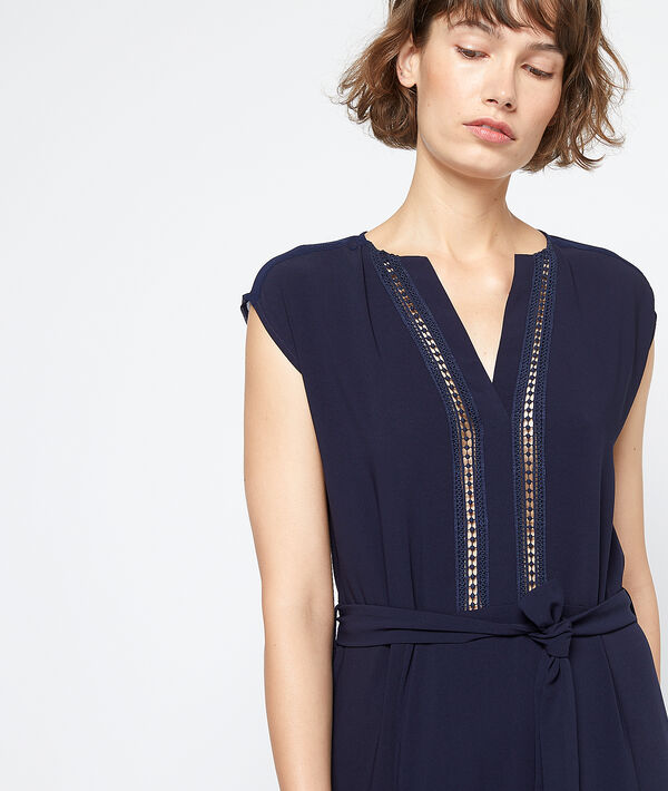 Robe longue à décolleté guipure marine.