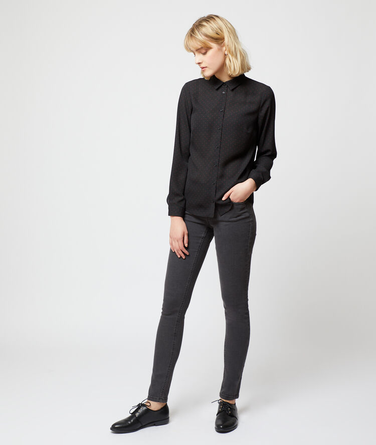Chemise à pois noir.