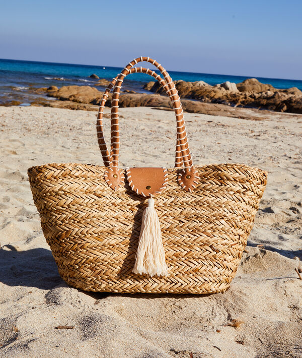 Panier de plage en paille avec pompoms Panier de plage en paille avec pompoms