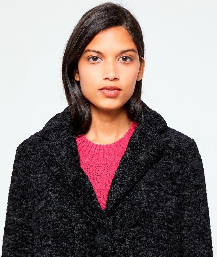 Manteau long effet peau lainée noir.
