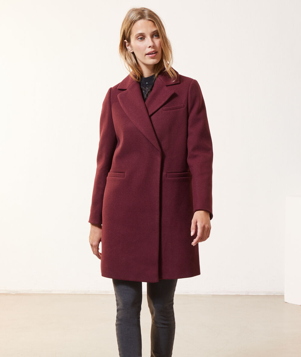 Manteau droit bordeaux.