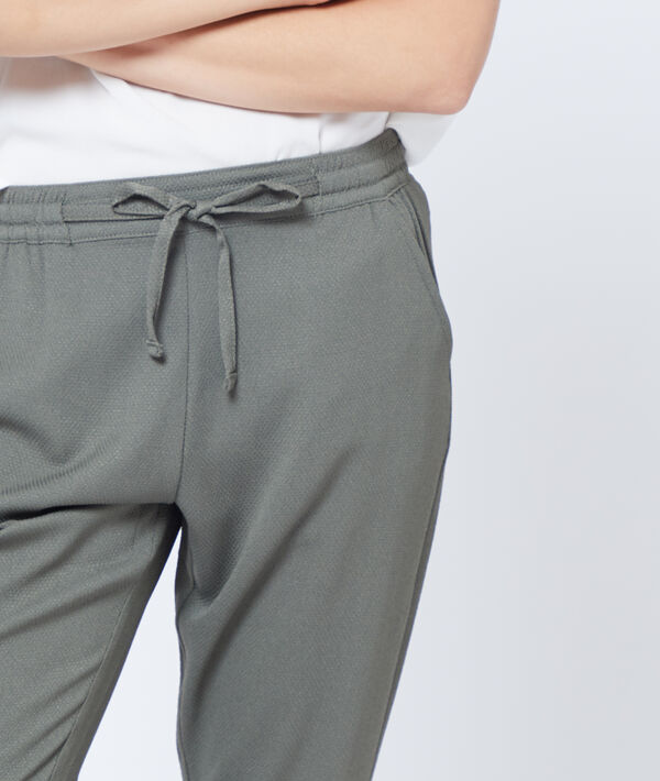 Pantalon carotte ceinturé kaki.
