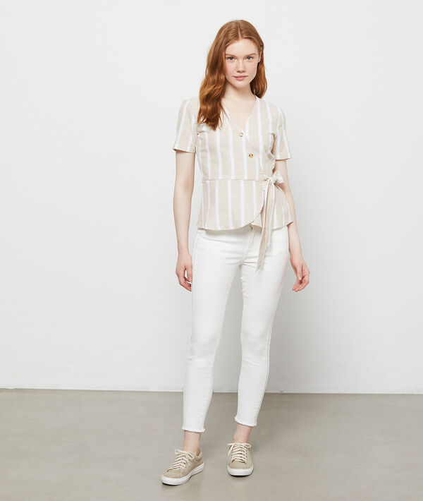 Blouse cache-coeur en coton beige.