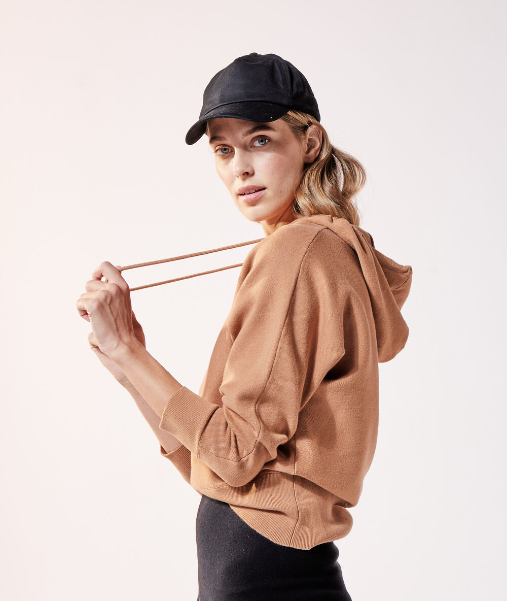 Sweat à capuche camel clair.