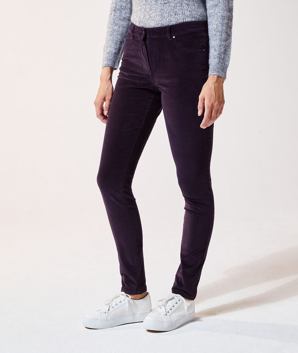 Pantalon en velours slim aubergine.