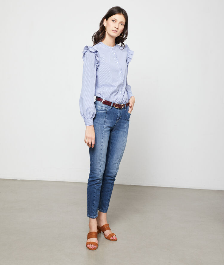 Chemise volantée à rayures marine.
