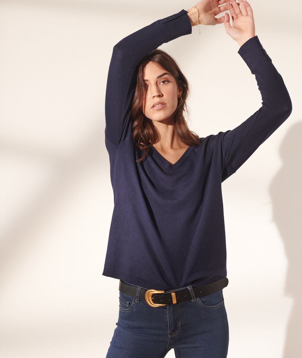 Pull col v en maille fine marine.