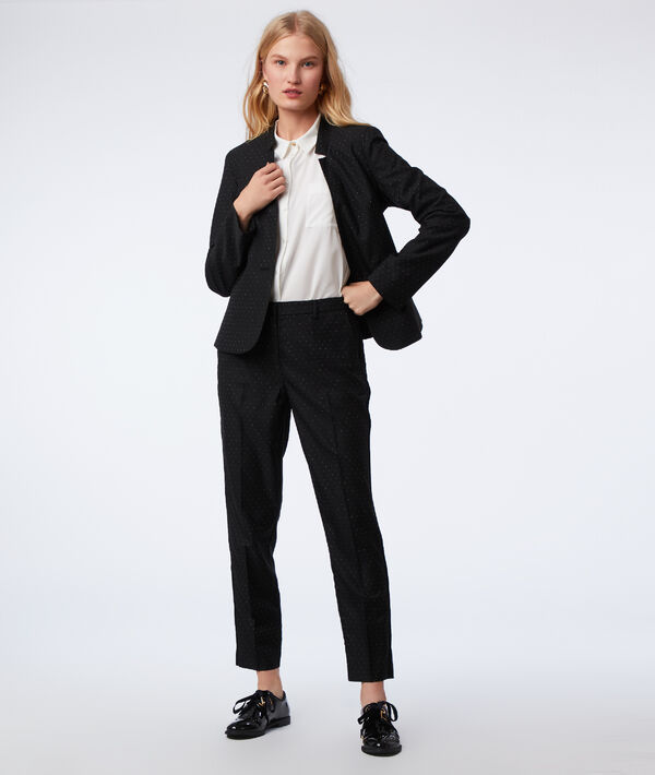 Veste tailleur à pois noir.