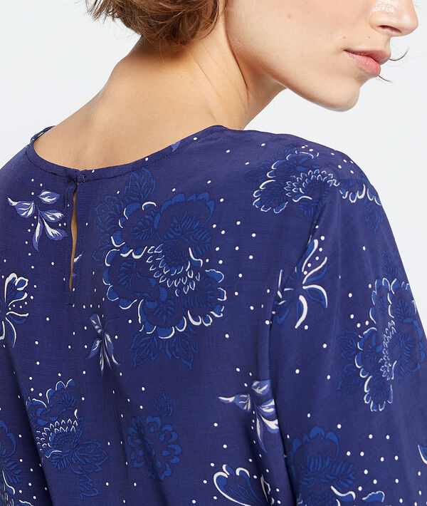 Blouse à basque volantée marine.