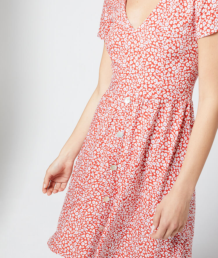Robe boutonnée à imprimé fleuri carmin.