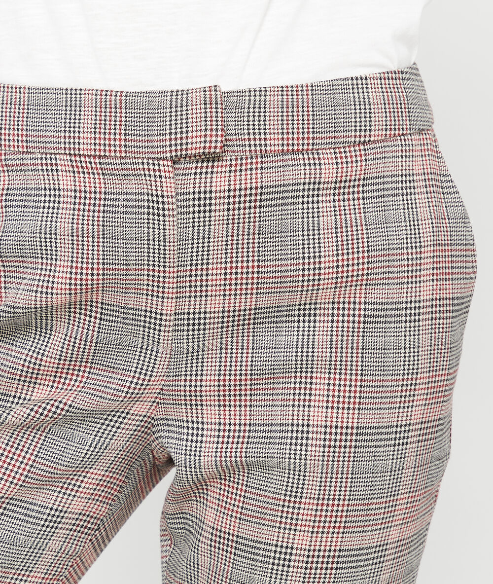 Pantalon à motifs prince de galle carmin.
