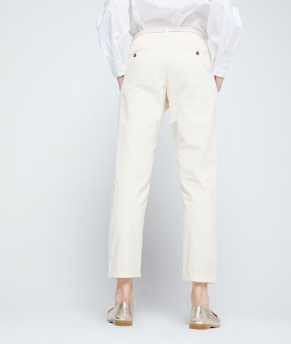 Pantalon chino ceinturé en coton bio Pantalon chino ceinturé en coton bio