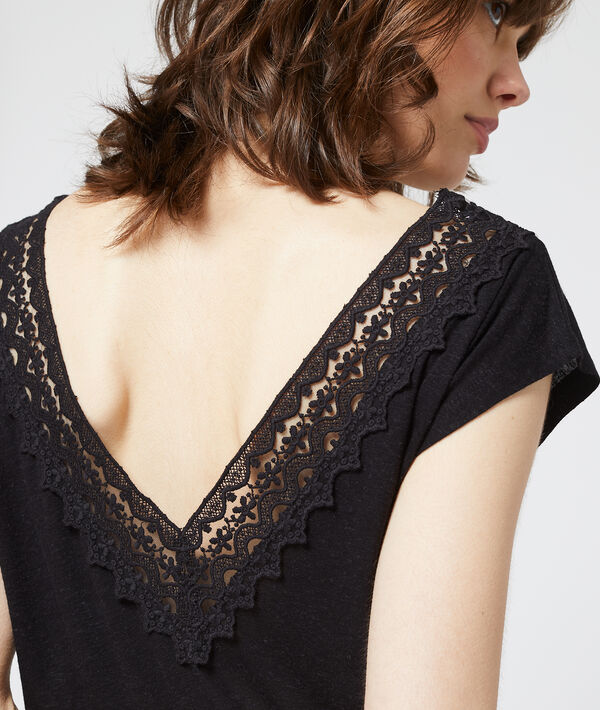 T-shirt à décolleté guipure noir.