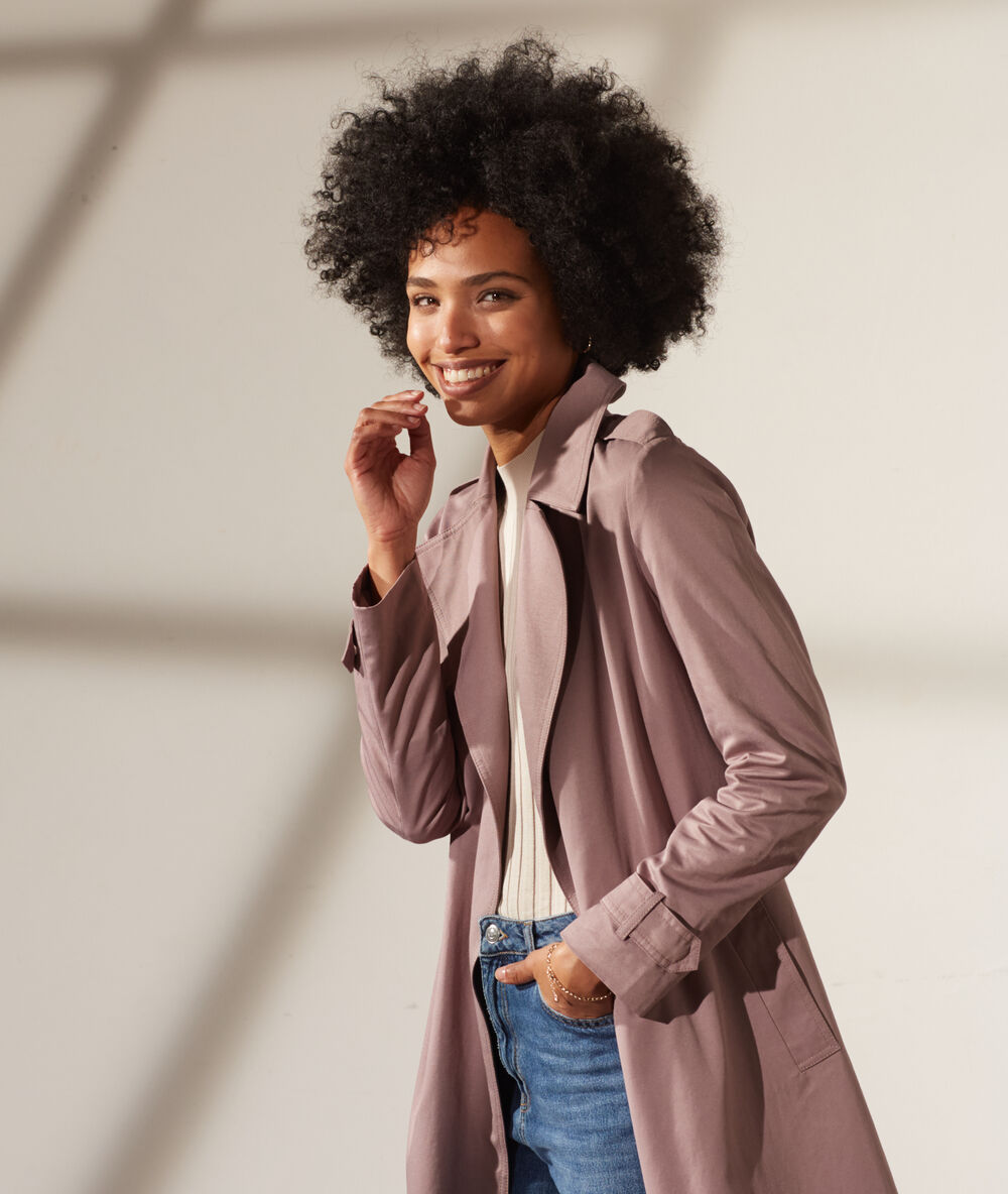 Trench avec ceinture lilas.