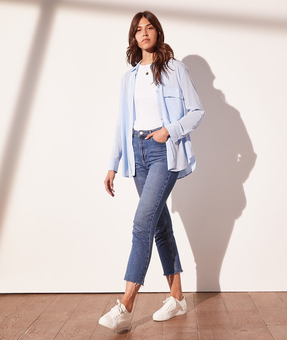 Chemise avec poche bleu ciel.