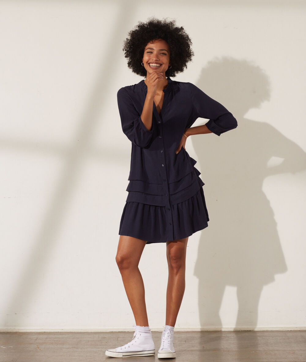 Robe à volants marine.
