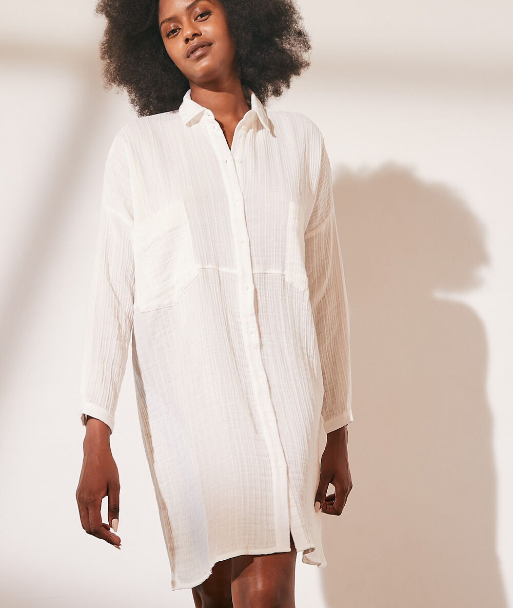 Robe chemise en gaze de coton ecru.
