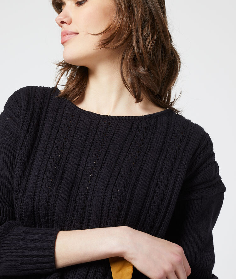 Pull en maille torsadée noir.