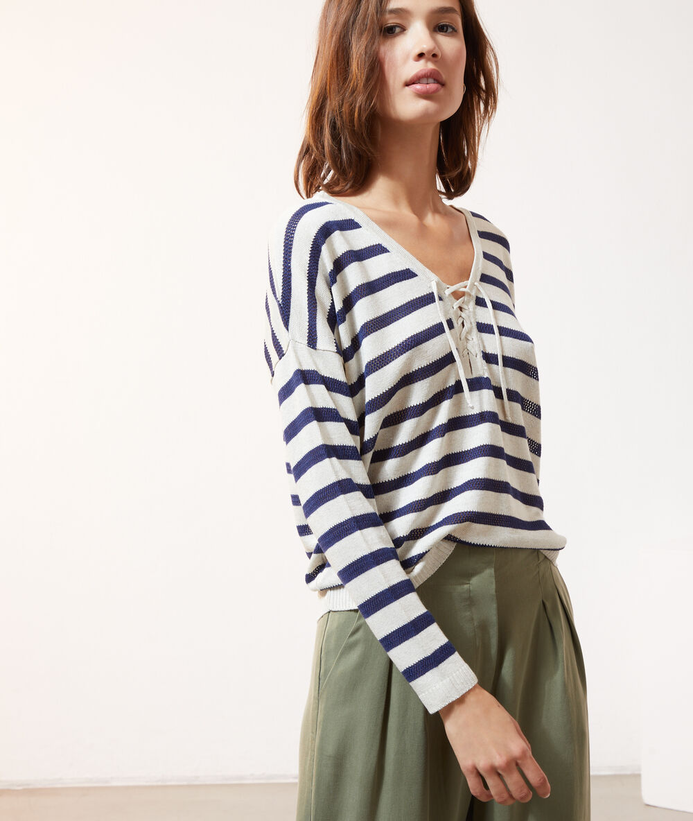 Pull rayé à laçage marine.