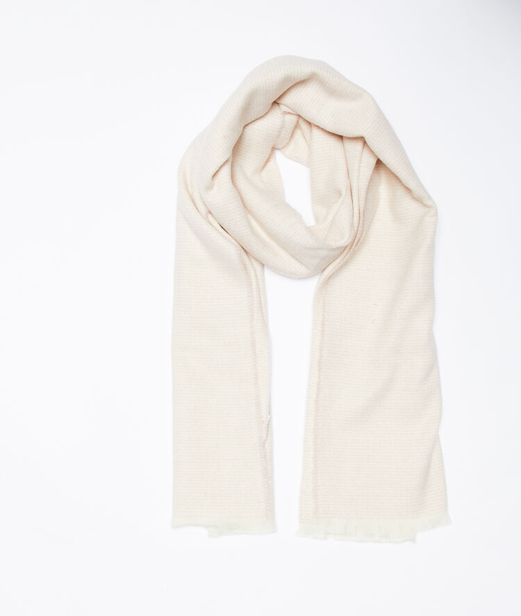 Écharpe plaid côtelée rose pale.
