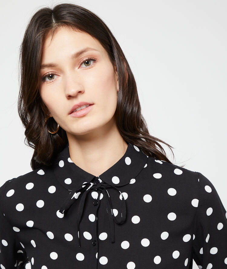 Blouse col claudine à pois noir.