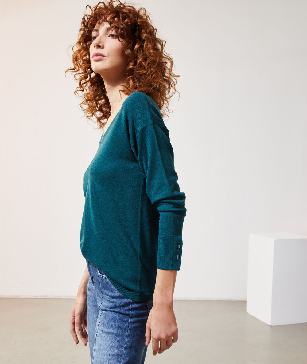 Pull col v en maille fine vert paon.